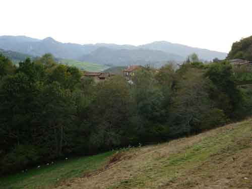 Vivienda unifamiliar de tres plantas en Sobrecueva Cora&iacute;n, Cangas de On&iacute;s, donde Vntes se ubicaba una cuadra