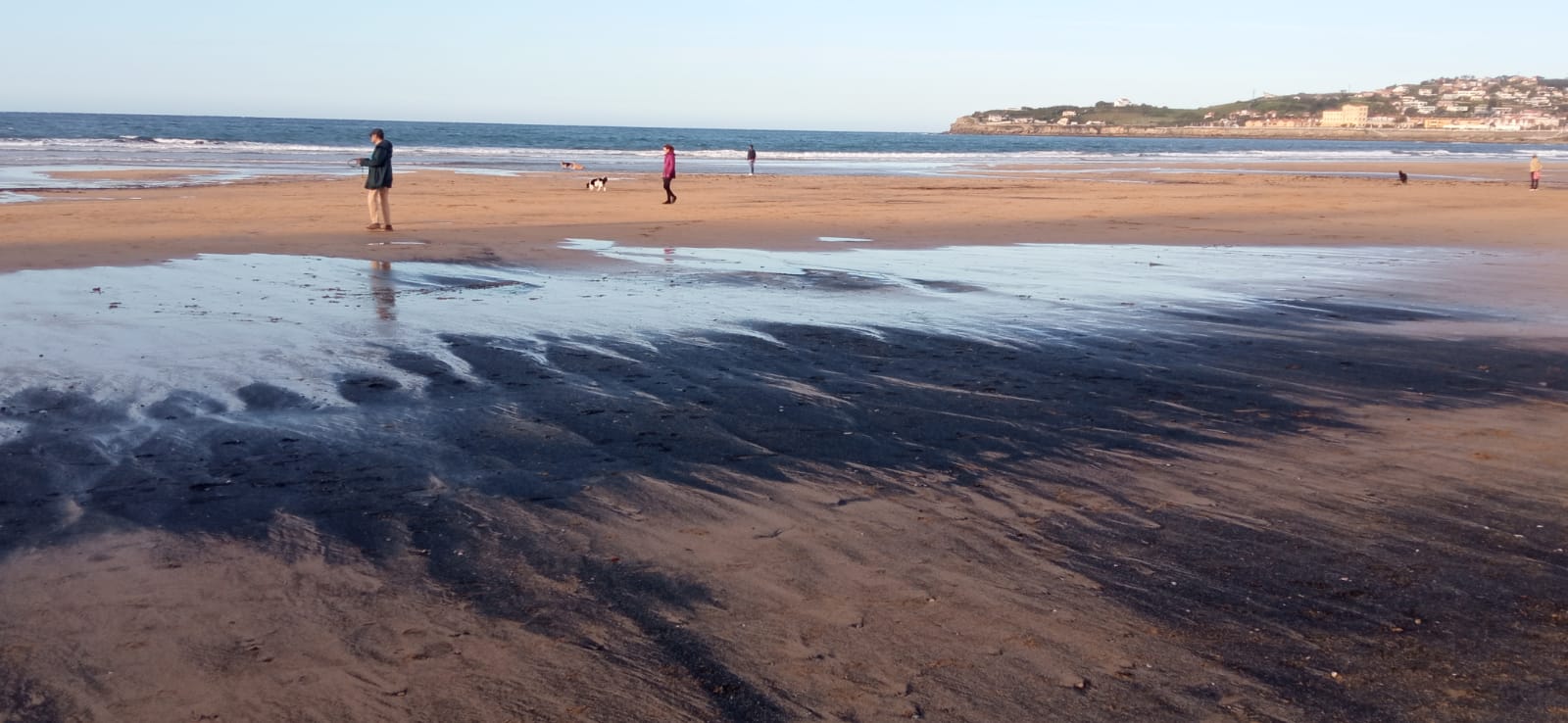 Carbón en playa de San Lorenzo