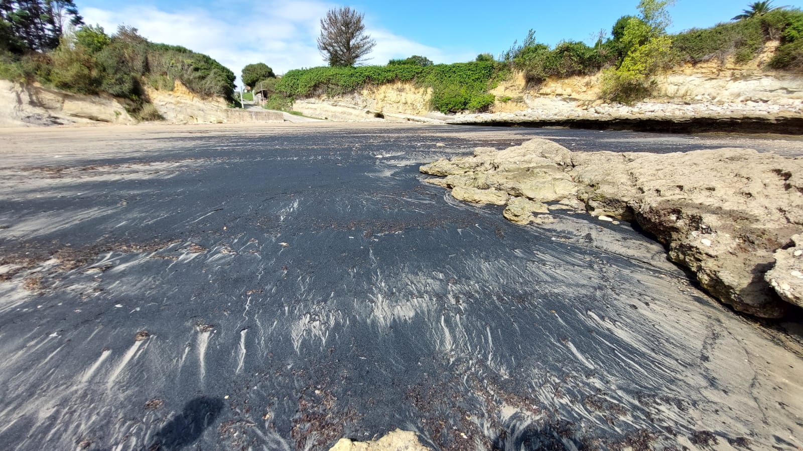 Carbón en la playa de Antromero